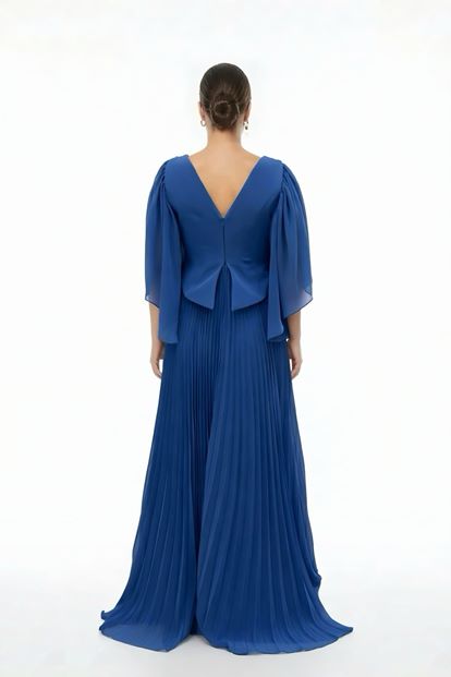 فستان سهرة بمقاسات كبيرة مطوي ومزين بأحجار النيلي